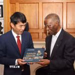Đại sứ Hoàng Sỹ Cường trao tận tay cựu Tổng thống Nam Phi Thabo Mbeki cuốn sách “Võ Nguyên Giáp - vị tướng của nhân dân” song ngữ Việt-Anh, do con trai Đại tướng, ông Võ Hồng Nam, đề tặng. (Ảnh: Hồng Minh/TTXVN)