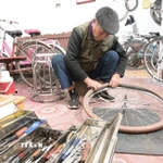 Căn nhà nhỏ của ông Kính từ lâu đã trở thành một "xưởng sản xuất" đặc biệt sản xuất ra những chiếc xe để gửi tặng học sinh nghèo. (Ảnh: Hải Yến/TTXVN)