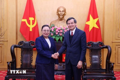 Đồng chí Đoàn Minh Huấn, Ủy viên Bộ Chính trị, Giám đốc Học viện Chính trị quốc gia Hồ Chí Minh tiếp đồng chí Khamphao Ernthavanh, Đại sứ Lào tại Việt Nam. (Ảnh: Văn Điệp/TTXVN)