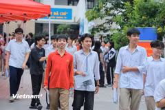 Thí sinh rời phòng thi sau giờ thi môn Toán. (Ảnh: Hoài Nam/Vietnam+)