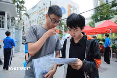 Thí sinh trao đổi bài sau giờ thi môn Toán. (Ảnh: Hoài Nam/Vietnam+)