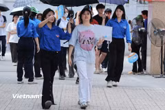 Thí sinh đến điểm thi dự thi môn Ngữ văn. (Ảnh: Hoài Nam/Vietnam+)