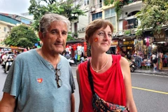 Du khách quốc tế "khoe" quà yêu nước được người Việt tặng nhân dịp 2/9