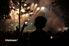 Lắng đọng trong khoảnh khắc bắn pháo hoa chào năm mới 2026