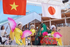 Tại triển lãm năm nay diễn ra tại Osaka, giọng ca Trang Bùi mang tới nhiều ca khúc mang bản sắc dân tộc. (Ảnh: CTV/Vietnam+)