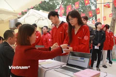 Tại khu vực bỏ phiếu số 20, Đại học Bách khoa Hà Nội, 6 giờ 30 sáng lễ khai mạc đã được triển khai và từ 7 giờ 00 các cử tri đầu tiên đã bắt đầu tham gia bầu cử. (Ảnh: Vietnam+)