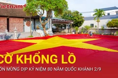 Cận cảnh cờ đỏ sao vàng 600m2 khổng lồ, phủ kín sân đình làng
