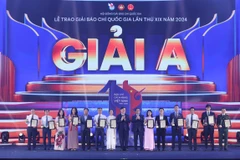 Tập thể tác giả, đại diện nhóm tác giả nhận Giải A. (Ảnh: Hoài Nam/Vietnam+)