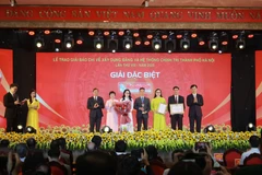 Đại diện nhóm tác giả đoạt giải Đặc biệt, Báo Hà Nội Mới. (Ảnh: Minh Anh/Vietnam+)