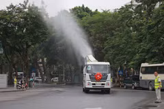 Hà Nội: Vận hành 100 thiết bị, xe vệ sinh môi trường hiện đại ở 4 quận nội đô