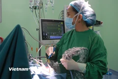 Bác sỹ Phí Thị Quỳnh Anh thực hiện một ca phẫu thuật cho trẻ. (Ảnh: Thùy Giang/Vietnam+)