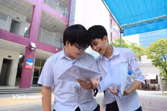 Thi vào 10: Thí sinh tươi cười sau bài thi Ngữ văn "dễ thở" 