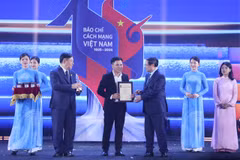 Phóng viên Võ Mạnh Hùng, Báo Điện tử VietnamPlus đại diện nhóm tác giả nhận Giải A. (Ảnh: Hoài Nam/Vietnam+)