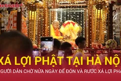Người dân chờ gần nửa ngày để đón và cung rước xá lợi Phật tại Hà Nội 
