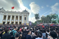 Show Việt Nam trong tôi: Nhà hát lớn đông nghịt người chờ phát vé miễn phí 