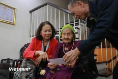 Xúc động khoảnh khắc trao thẻ cử tri cho Mẹ Việt Nam Anh hùng 99 tuổi