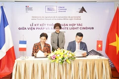 Lễ ký kết thỏa thuận hợp tác giữa Viện Pháp và không gian White Light Cinéhub. (Ảnh: PV/Vietnam+)