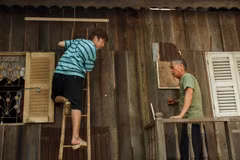 Cody Nam Võ và Nghệ sỹ Ưu tú Cao Minh trong "Nghỉ hè sợ nghỉ hưu." (Ảnh từ phim)