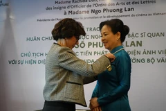 Tiến sỹ Ngô Phương Lan nhận Huân chương Văn học Nghệ thuật Pháp bậc Sỹ quan.