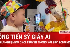 Thiếu nhi Hà Nội thích thú trải nghiệm với ông tiến sỹ giấy tích hợp AI