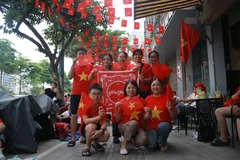 Chị Nguyễn Thị Hường cùng đoàn 20 người từ Hải Phòng và Hưng Yên (Thái Bình cũ) hào hứng cho biết đã sắp xếp công việc để đến Hà Nội từ hơn 14 giờ chiều, sẵn sàng chờ khoảng 16 tiếng qua đêm. (Ảnh: Minh Anh/Vietnam+)