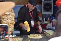 Hàng nghìn du khách tới trải nghiệm ẩm thực trong ngày cuối Lễ hội Văn hóa Thế giới 