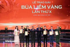 Tập thể tác giả vinh dự nhận giải A, Giải thưởng Búa liềm Vàng năm 2025. (Ảnh: Hoài Nam/Vietnam+)