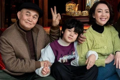 Giao lưu với NSƯT Xuân Hinh và dàn diễn viên phim Mưa đỏ tại Hội chợ mùa Thu