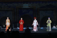 Phu nhân đại sứ Séc, Mỹ, Nhật Bản và Ukraine diện áo dài thiết kế riêng