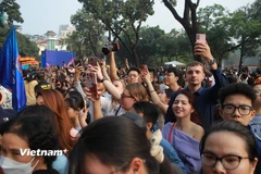 Những hình ảnh về đám cưới đôi trên phố đi bộ Hồ Gươm 