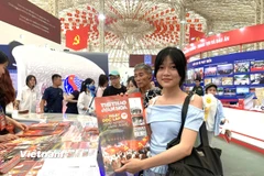 Du khách xếp hàng dài nhận ấn phẩm đặc biệt của Thông tấn xã Việt Nam