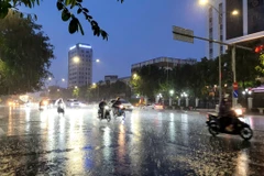 Thủ đô Hà Nội, đêm và sáng có lúc có mưa rào và dông, cục bộ có nơi mưa to. (Ảnh: Vietnam+)