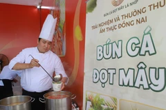 Mỗi quầy hàng không chỉ đơn thuần là một điểm dừng chân mà còn là một câu chuyện ẩm thực, giới thiệu đặc trưng vùng miền qua hương vị và cách chế biến tinh tế. (Ảnh: PV/Vietnam+)