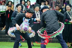 Trình diễn múa ngựa giấy của người dân tộc Nùng Dín (Mường Khương, Lào Cai). (Ảnh: Khánh Hòa/TTXVN)