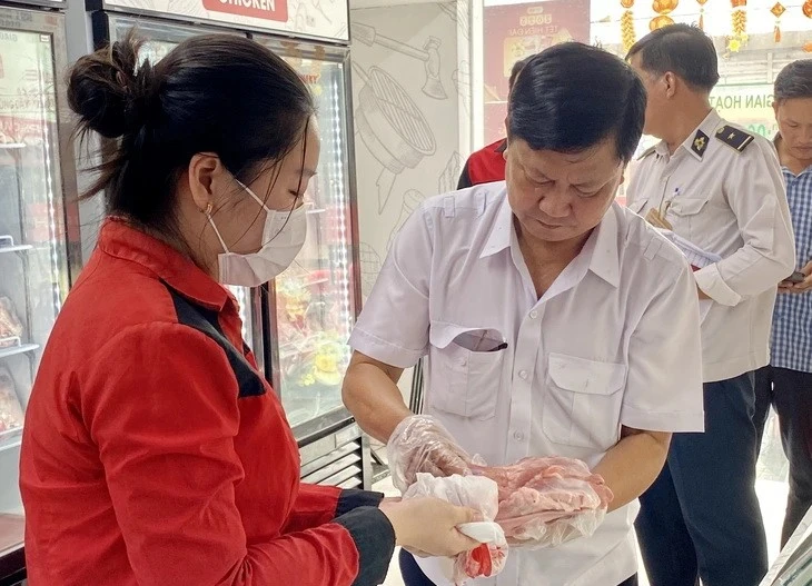 Kiểm tra cửa hàng Công ty C.P Việt Nam tại Mỹ Xuyên: Chưa phát hiện các sản phẩm lợn, gà bệnh