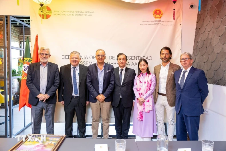 Đại biện Đại sứ quán Việt Nam tại Bồ Đào Nha Nguyễn Mạnh Thắng chụp ảnh lưu niệm với lãnh đạo Hội hữu nghị Bồ Đào Nha-Việt Nam. (Ảnh: TTXVN phát)