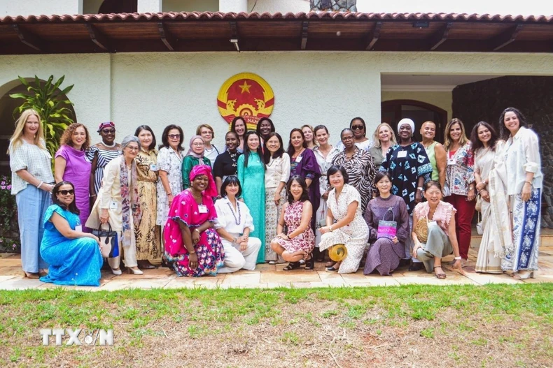 Các đại biểu tham dự Gặp gỡ Hữu nghị “Bác Hồ, Phụ nữ Việt Nam và tinh thần đoàn kết quốc tế” tại Brazil. (Ảnh: Đại sứ quán Việt Nam tại Brazil)