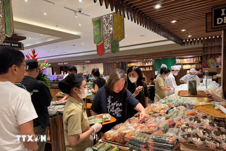 Siêu thị bày bán nhiều loại bánh và thực phẩm chế biến sẵn dành cho bữa xả nhịn sau khi mặt trời lặn. (Ảnh: Đỗ Quyên/TTXVN)