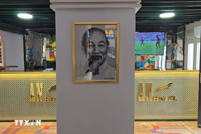 Ảnh Bác Hồ được khách sạn treo tại đại sảnh trang trọng. (Ảnh: Nguyễn An/TTXVN)