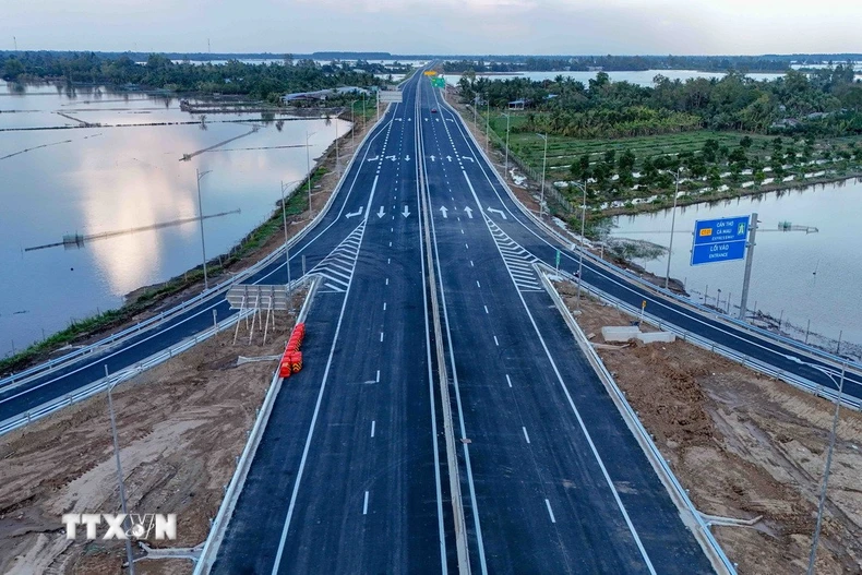 Đoạn tuyến cao tốc Cần Thơ - Cà Mau tại nút giao IC5. (Ảnh: Thanh Liêm/TTXVN)