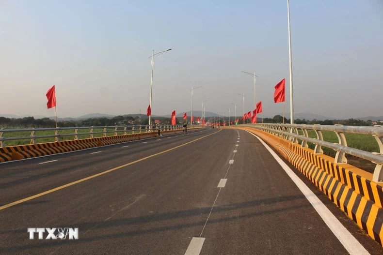 Cầu cứng Cẩm Vân bắc qua sông Mã, đã đủ điều kiện thông xe kỹ thuật, tạo thuận lợi cho đi lại, giao thương của nhân dân. (Ảnh: Nguyễn Nam/TTXVN)