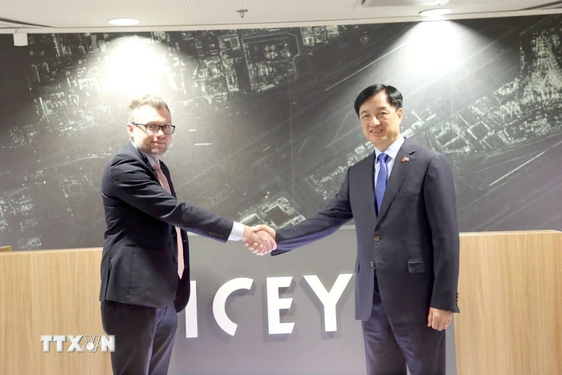 Chủ nhiệm Uỷ ban Kiểm tra Trung ương Nguyễn Duy Ngọc cùng đoàn công tác nghiên cứu, khảo sát và trao đổi kinh nghiệm tại Công ty công nghệ vũ trụ ICEYE. (Ảnh: TTXVN phát)