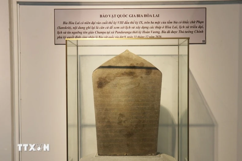 Bảo vật quốc gia bia Hòa Lai đang được trưng bày tại Bảo tàng tỉnh Khánh Hòa (Cơ sở 2, phường Phan Rang). (Ảnh: Nguyễn Thành/TTXVN)