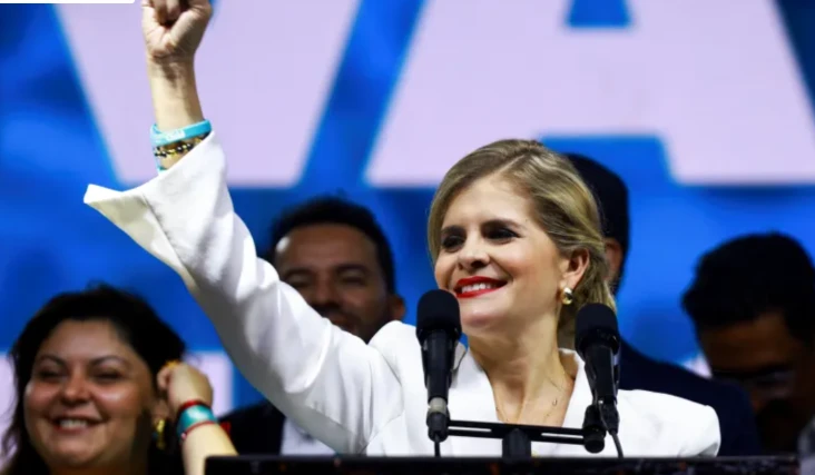 Ứng cử viên tổng thống Laura Fernandez của đảng Nhân dân Chủ quyền phát biểu. (Ảnh: Reuters)