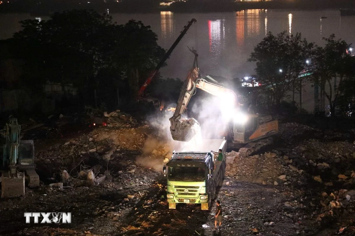Hà Nội xuyên đêm giải phóng mặt bằng phục vụ dự án cầu Trần Hưng Đạo