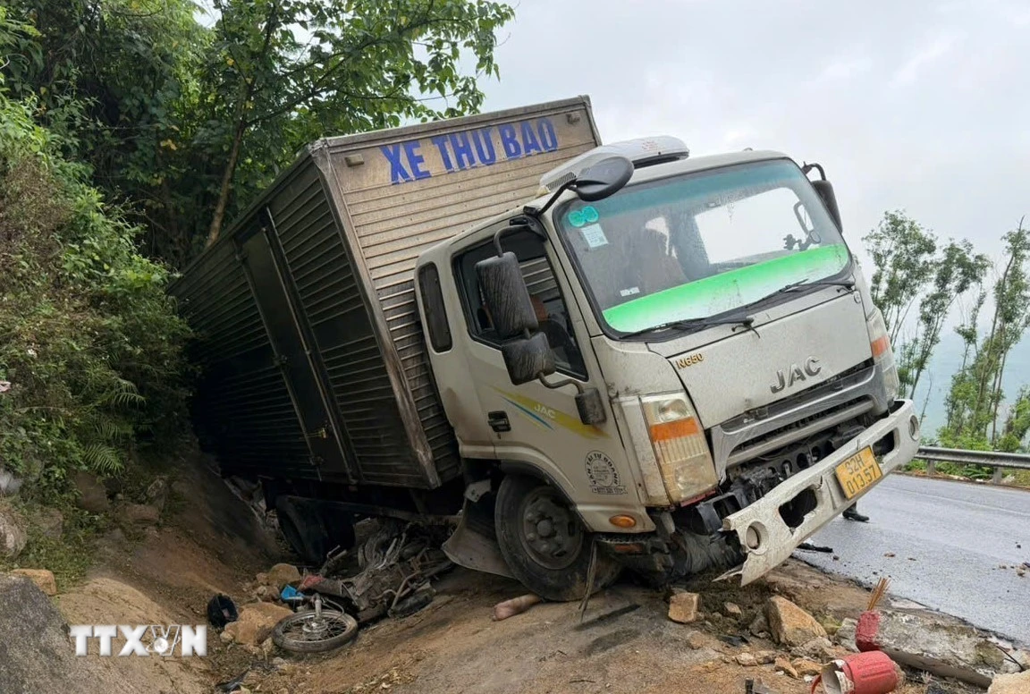 Đắk Lắk: Xe tải đỗ đèo, mất lái va chạm xe máy khiến 2 người thương vong