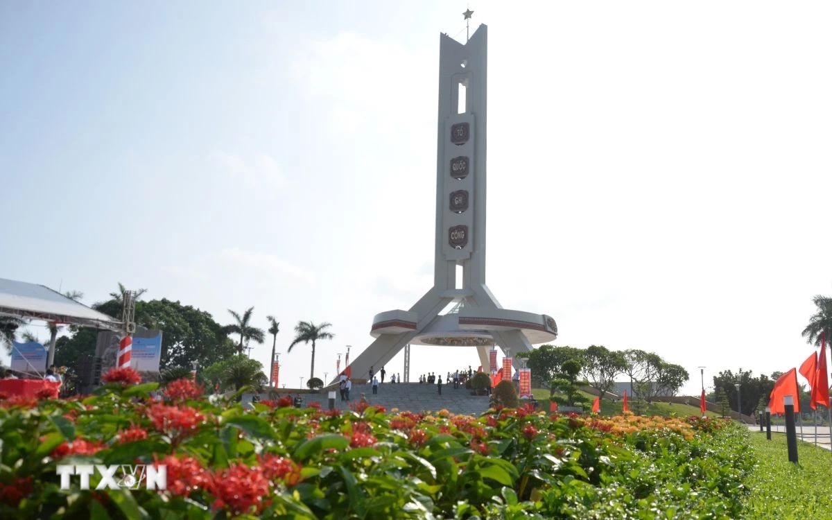 Tổng Bí thư, Chủ tịch nước dâng hương tưởng niệm các anh hùng liệt sĩ tại Đà Nẵng