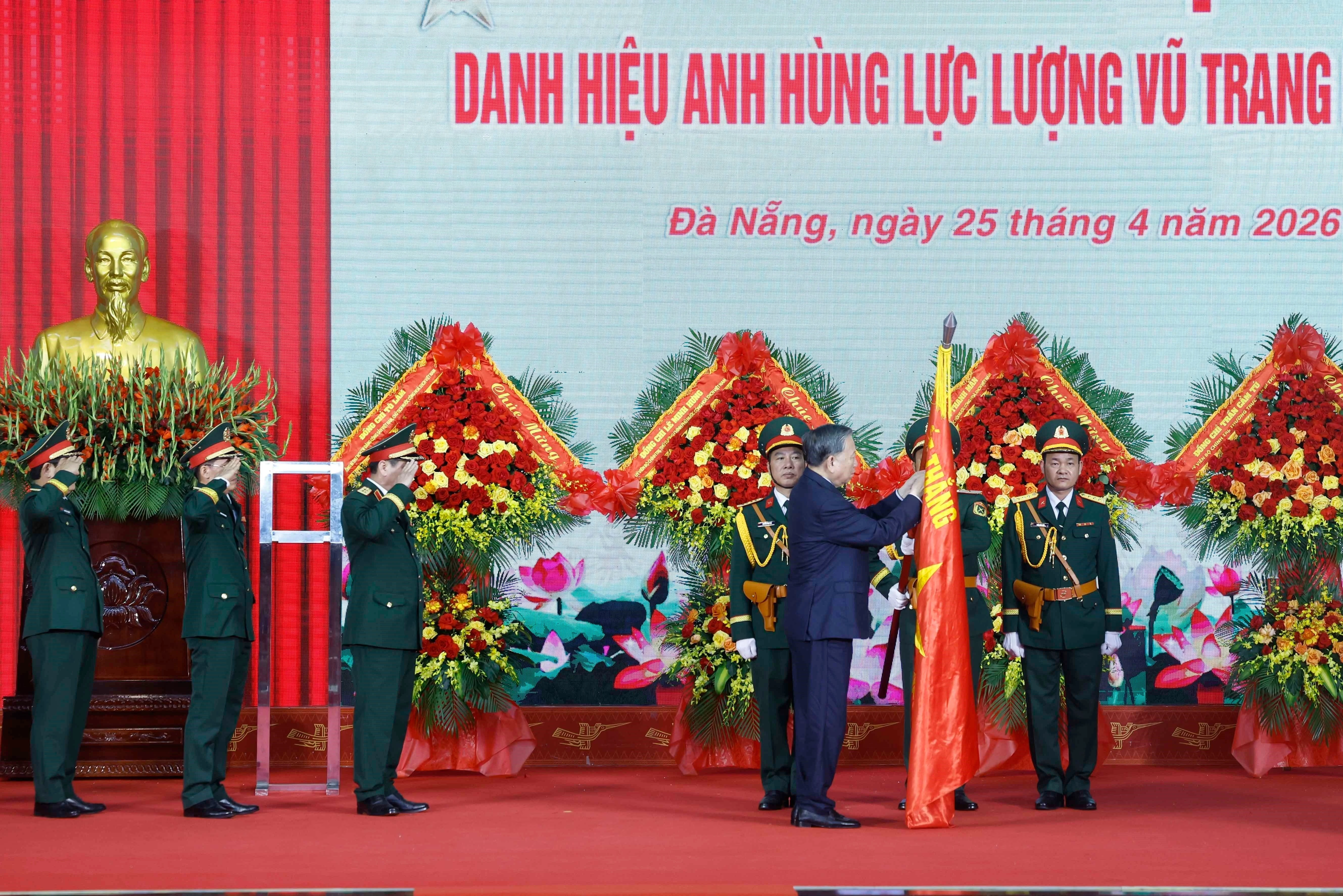 Quân khu 5 đón nhận danh hiệu Anh hùng Lực lượng vũ trang nhân dân