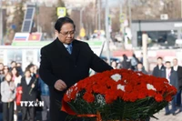 Thủ tướng Phạm Minh Chính dâng hoa tại Tượng đài Chủ tịch Hồ Chí Minh (Quảng trường Hồ Chí Minh) ở Thủ đô Moscow, Liên bang Nga. (Ảnh: Dương Giang/TTXVN)