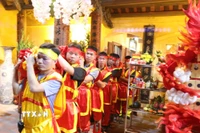 Các túi lương được vận chuyên từ cung cấm Đền Trần thương ra các cửa phía ngoài để phát cho người dân và du khách thập phương. (Ảnh: Đại Nghĩa/TTXVN)